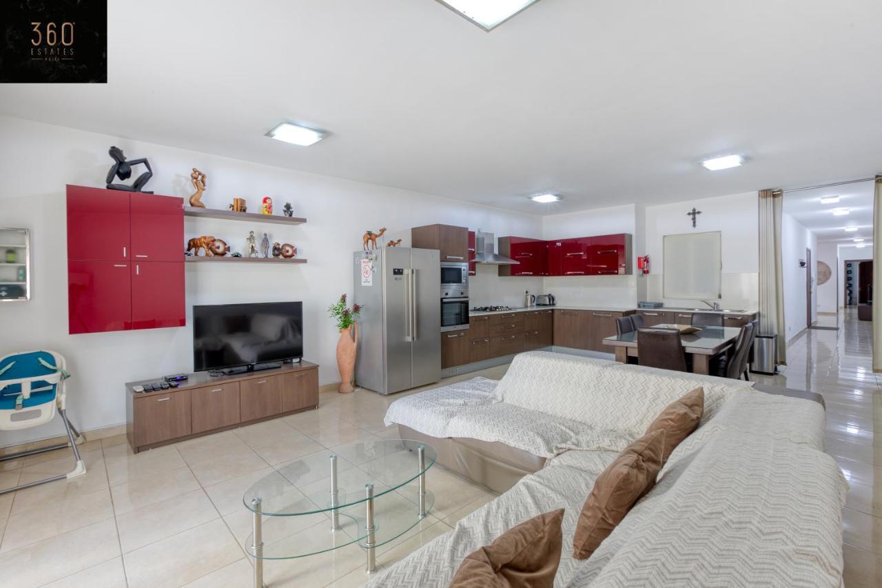 Charming Home Meters From The Seafront With Terrace By 360 Estates St. Paul's Bay Dış mekan fotoğraf